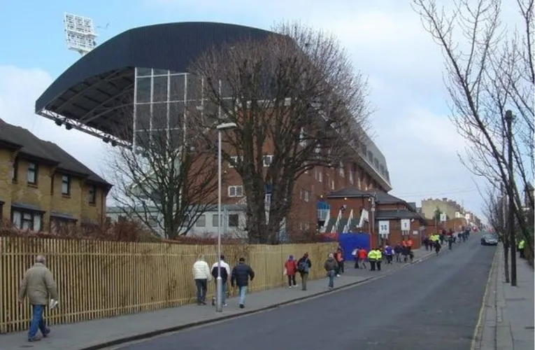 Cảnh tượng người hâm mộ tấp nập tiến vào Selhurst Park trước trận đấu
