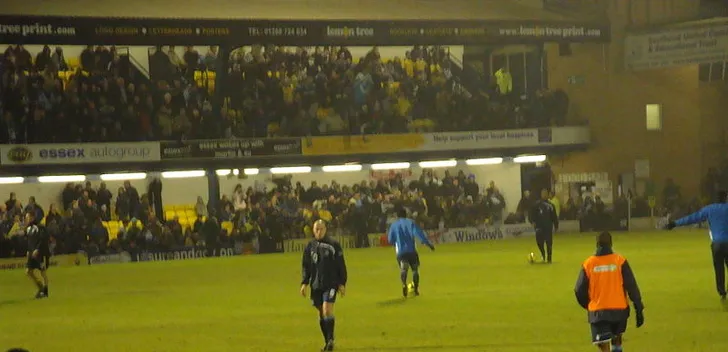 Cảnh tượng trận đấu FA Cup nảy lửa tại sân Roots Hall của Southend United