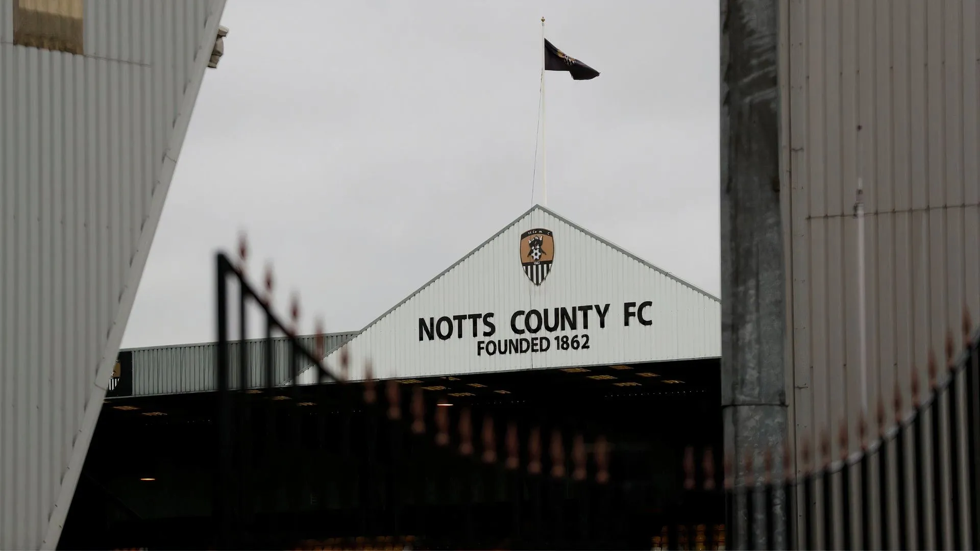 Cầu thủ Notts County ăn mừng bàn thắng trong trận đấu