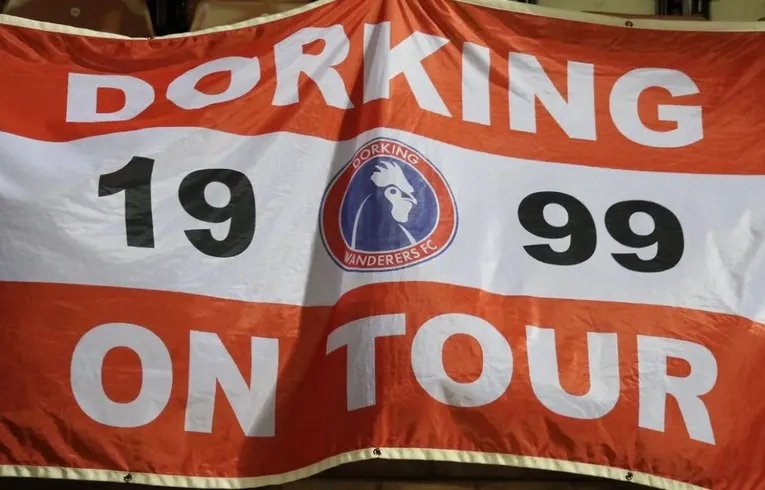 Cờ biểu tượng của câu lạc bộ Dorking Wanderers FC