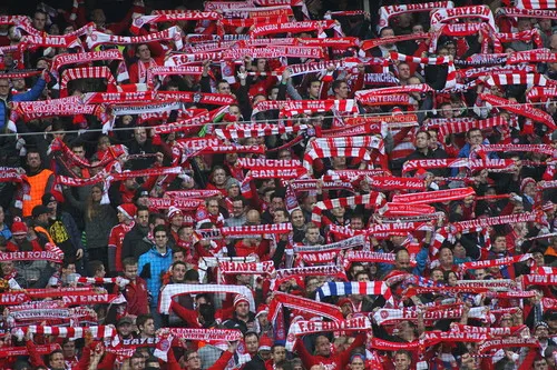 Cổ động viên Bayern Munich trên khán đài Allianz Arena đang cổ vũ cuồng nhiệt