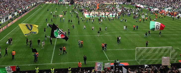 Cổ động viên Juventus ăn mừng bàn thắng tại Allianz Stadium