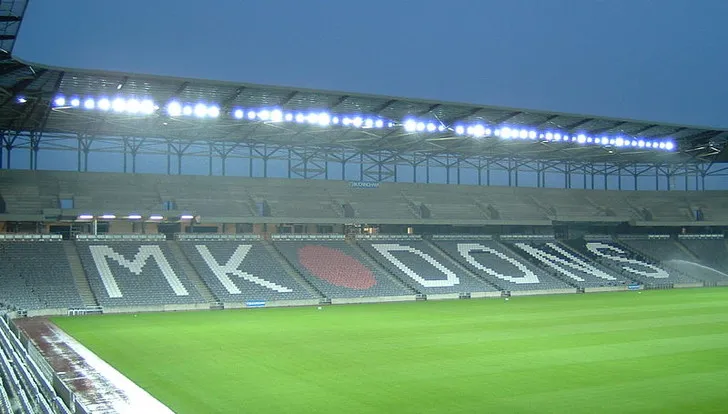 Cổ động viên MK Dons cổ vũ nhiệt tình trên khán đài sân vận động MK trong một trận đấu