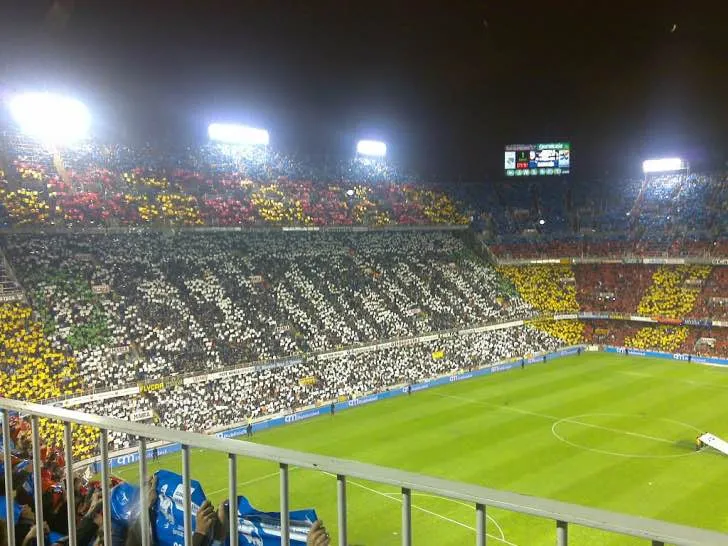 Cổ động viên Valencia CF trên khán đài Sân Mestalla