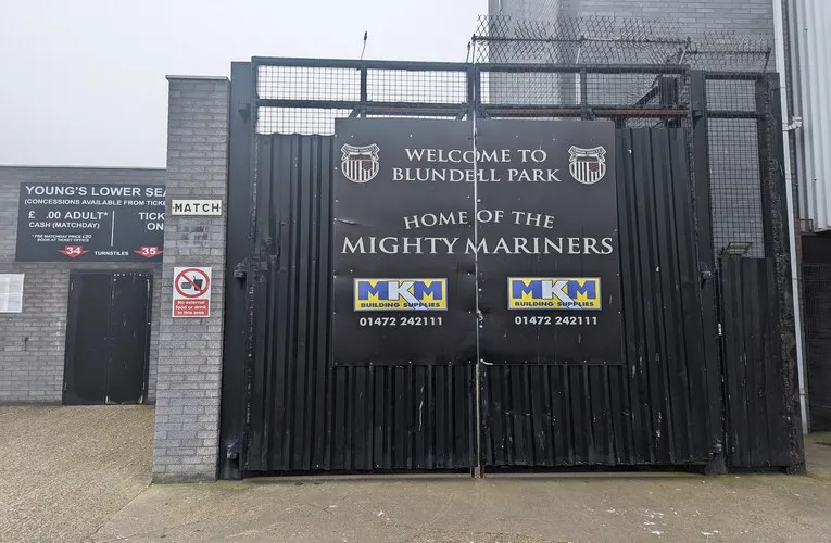 Cổng chính Blundell Park, biểu tượng của sân vận động Grimsby Town FC.