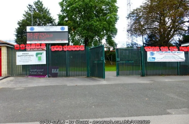 Cổng chính của sân vận động Recreation Ground, sân nhà của Aldershot Town