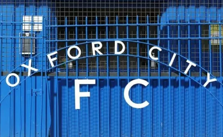 Cổng chính sân Court Place Farm, sân nhà của Oxford City FC