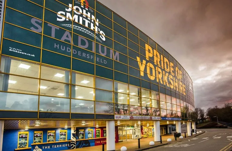 Cổng chính sân John Smith's Stadium, lối vào chính của cổ động viên