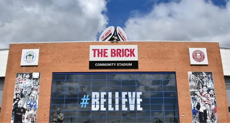 Cổng chính và mặt tiền bên ngoài của sân Brick Community Stadium