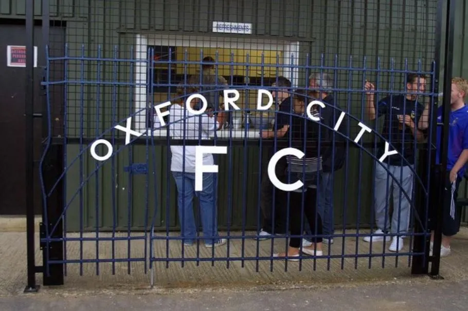 Cổng cũ từ sân White House Ground của Oxford City FC, biểu tượng lịch sử câu lạc bộ