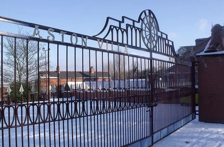 Cổng dẫn vào khán đài Holte End tại sân nhà Aston Villa