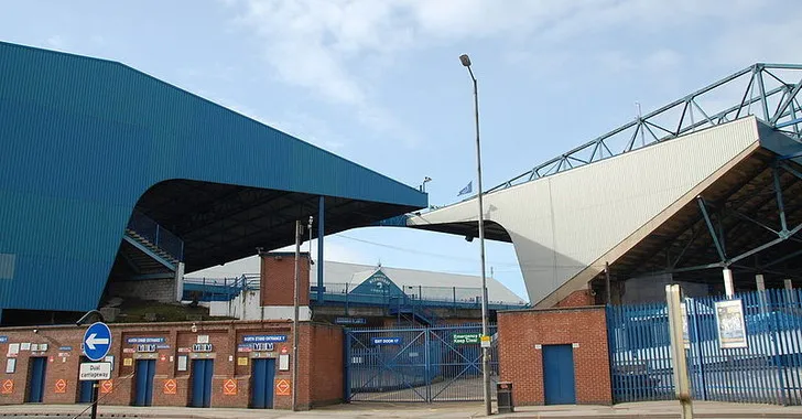 Cổng quay vào sân vận động Hillsborough với hàng rào sắt