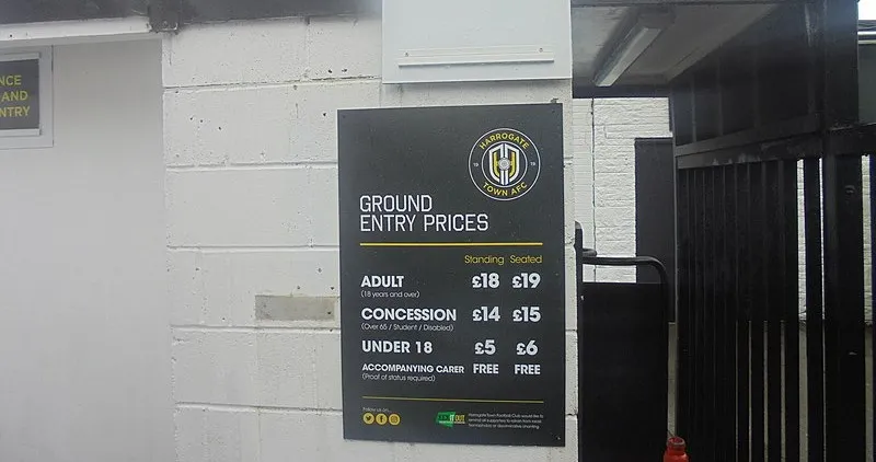 Cổng soát vé và bảng giá vé năm 2020 tại sân vận động Envirovent Stadium của Harrogate Town