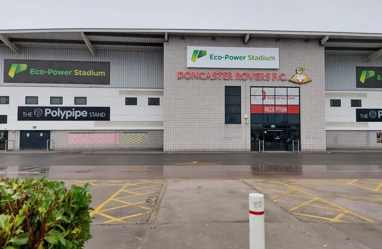 Cổng vào chính của sân Eco-Power Stadium, chào đón người hâm mộ đến xem Doncaster Rovers thi đấu