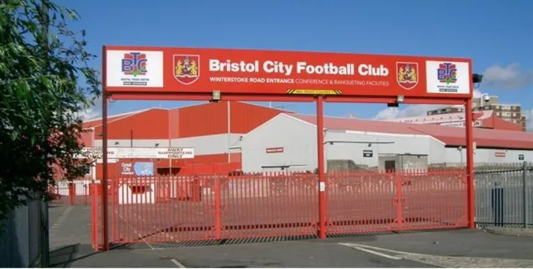 Cổng vào chính của sân vận động Ashton Gate, nơi người hâm mộ tập trung trước các trận đấu lớn