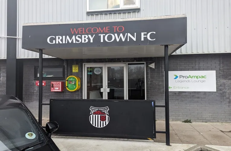 Cổng vào chính của sân vận động Blundell Park, lối dẫn vào trụ sở và các khu vực dịch vụ.