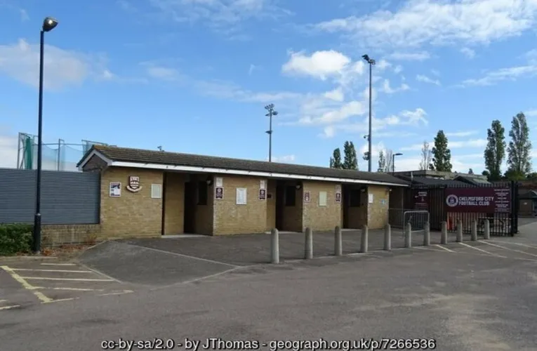 Cổng vào chính của sân vận động Melbourne Stadium, nơi đón chào người hâm mộ Chelmsford City FC đến theo dõi các trận đấu