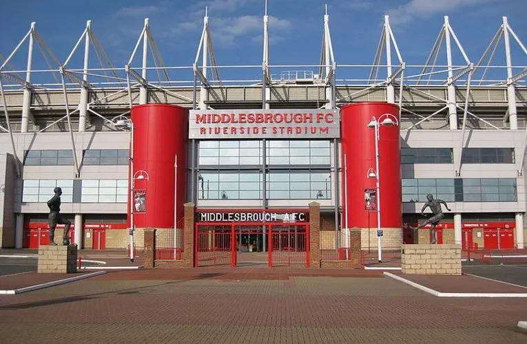 Cổng vào chính của sân vận động Riverside Stadium