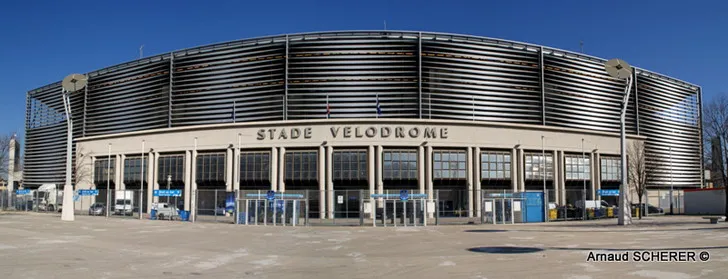 Cổng vào chính của sân vận động Vélodrome Marseille với kiến trúc ấn tượng, đón tiếp người hâm mộ.