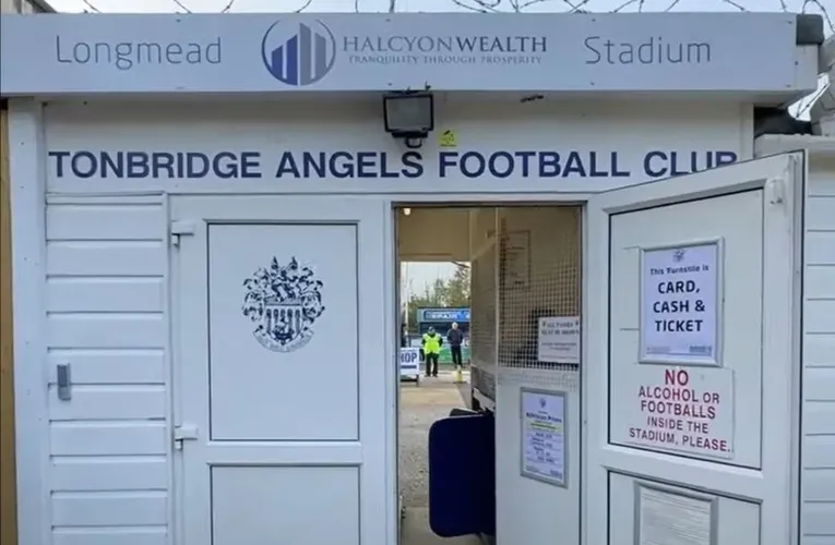 Cổng vào Longmead Stadium, lối vào chính của sân Tonbridge Angels