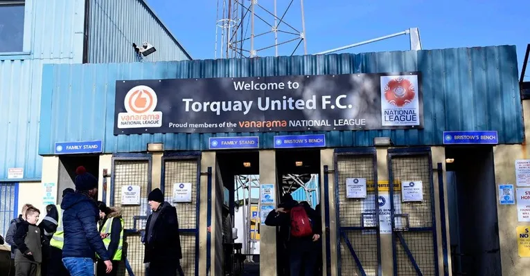 Cổng vào sân Plainmoor Stadium Torquay, nơi đón tiếp người hâm mộ đến xem bóng đá