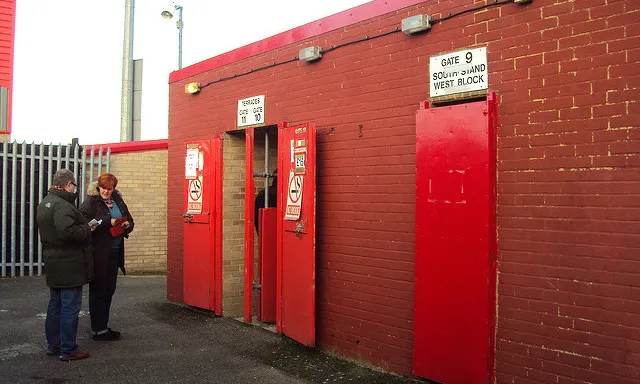 Cổng vào sân Victoria Road (Chigwell Construction Stadium)