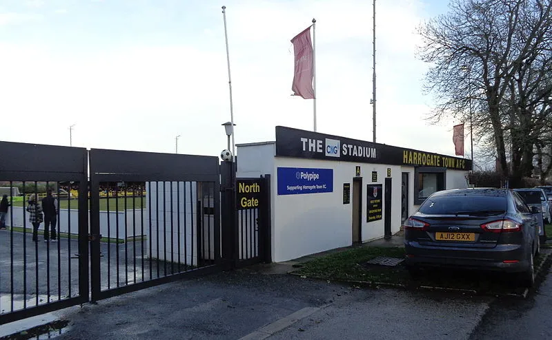 Cổng vào sân Wetherby Road, nơi đón chào người hâm mộ của Harrogate Town AFC