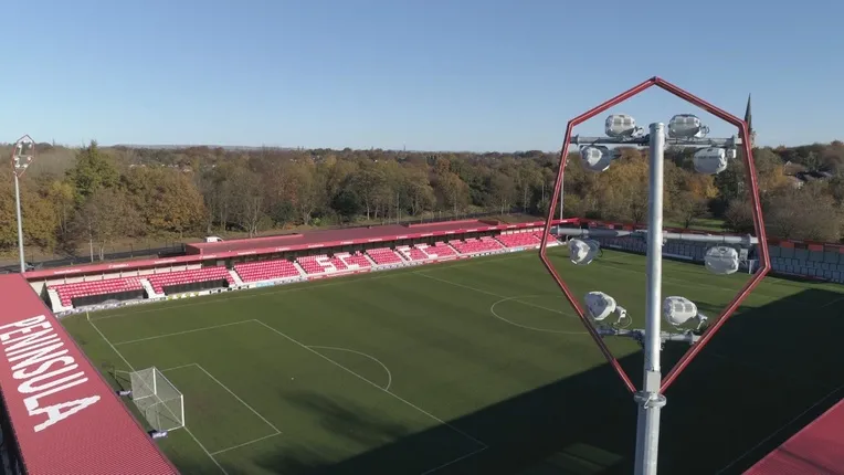 Cột đèn pha chiếu sáng tại sân Peninsula Stadium của Salford City