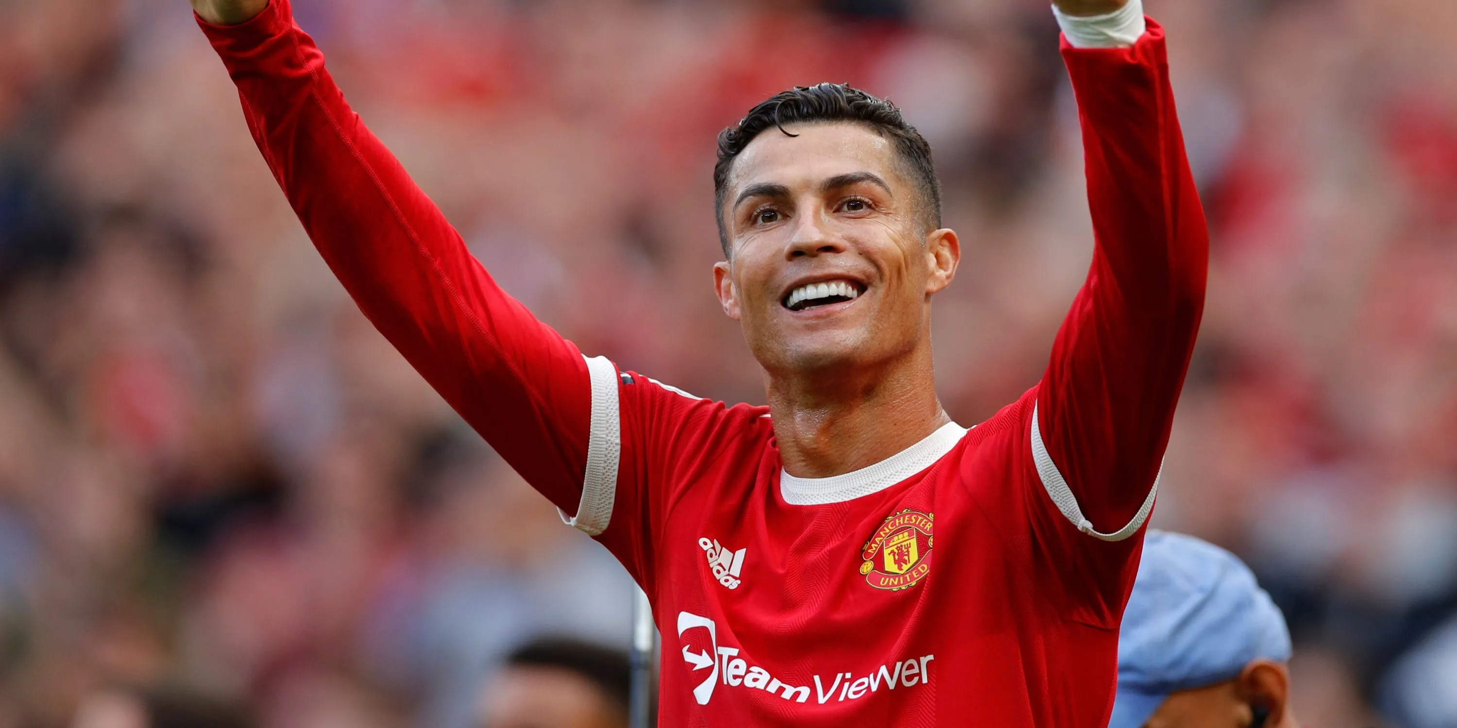 Cristiano Ronaldo trong màu áo Manchester United tại Old Trafford, giai đoạn 2021-2022, thời điểm anh gửi tặng áo đấu cho rapper Snoop Dogg.