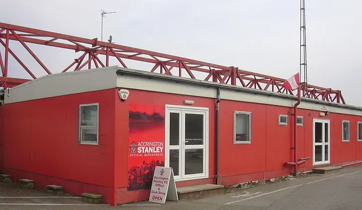Cửa hàng câu lạc bộ Accrington Stanley tại sân Crown Ground, trưng bày sản phẩm lưu niệm