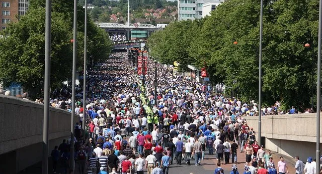 Đại lộ Wembley rực sáng trước trận đấu