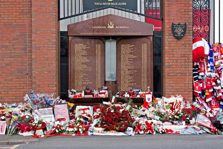 Đài tưởng niệm Hillsborough tại sân Anfield, biểu tượng vĩnh cửu tưởng nhớ các nạn nhân của thảm họa Hillsborough và tình đoàn kết của cộng đồng Liverpool.