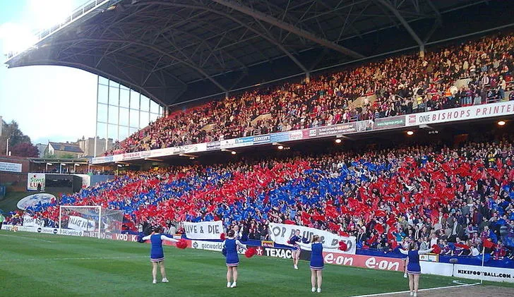 Đội cổ vũ Crystal Palace khuấy động không khí trận đấu