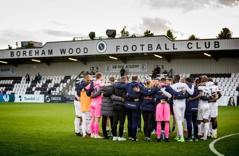 Đội hình Boreham Wood FC chụp ảnh trước khán đài chính tại sân Meadow Park