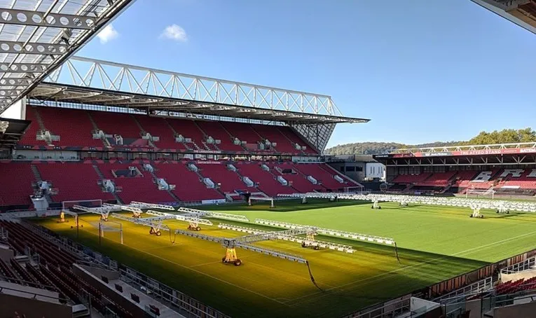 Đội ngũ bảo trì đang chăm sóc mặt sân cỏ Ashton Gate, đảm bảo chất lượng sân đấu