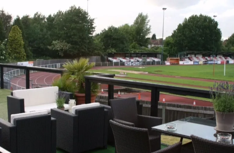 Đường chạy điền kinh 400 mét bao quanh sân bóng đá tại Hornchurch Stadium, cho thấy công năng kép của địa điểm