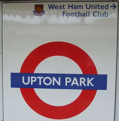 Ga tàu điện ngầm Upton Park, lối vào chính cho người hâm mộ đến sân Boleyn Ground
