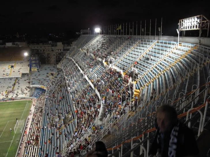 Góc khán đài Sân Mestalla về đêm với ánh đèn rực rỡ