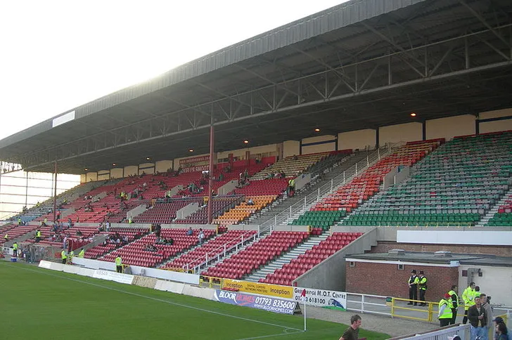 Góc nhìn cận cảnh khán đài Arkell's Stand với cấu trúc một tầng tại County Ground