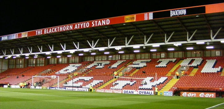 Góc nhìn cận cảnh khán đài bên trong sân Ashton Gate với các hàng ghế được sắp xếp gọn gàng