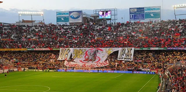 Góc nhìn cận cảnh khán đài phía Bắc (Gol Norte) của sân Ramón Sánchez Pizjuán