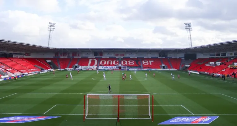 Góc nhìn cận cảnh mặt sân Eco-Power Stadium, sẵn sàng cho trận đấu của Doncaster Rovers