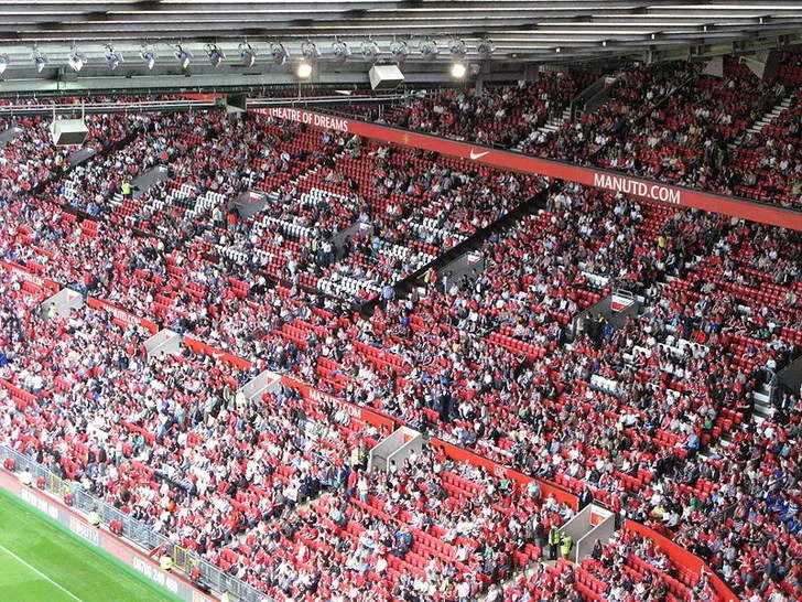 Góc nhìn cận cảnh một khán đài bên trong sân Old Trafford, biểu tượng của Manchester United