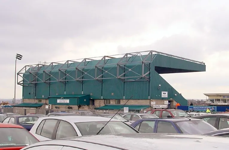 Góc nhìn toàn cảnh bên ngoài sân Memorial Stadium