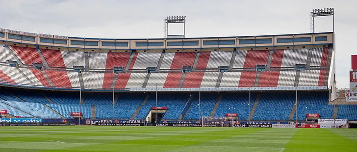 Góc nhìn toàn cảnh khán đài từ khu vực sân cỏ tại Vicente Calderón.