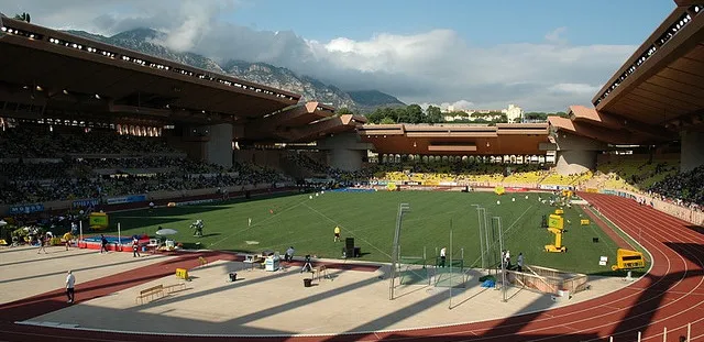 Góc nhìn toàn cảnh sân Stade Louis II từ khu vực khán đài