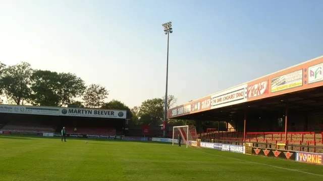 Góc nhìn tổng thể sân Bootham Crescent từ bên ngoài, biểu tượng của York City