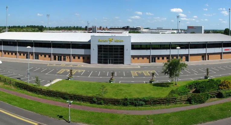 Góc nhìn từ bên ngoài Sân vận động Pirelli, cấu trúc hiện đại của Burton Albion