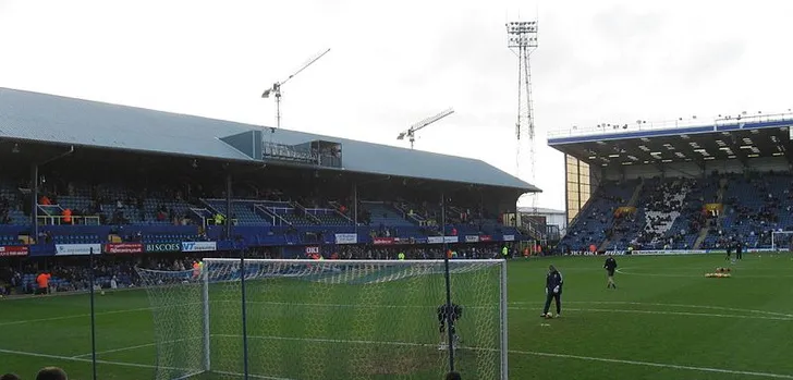 Góc nhìn từ các khán đài hướng ra sân cỏ tại Fratton Park