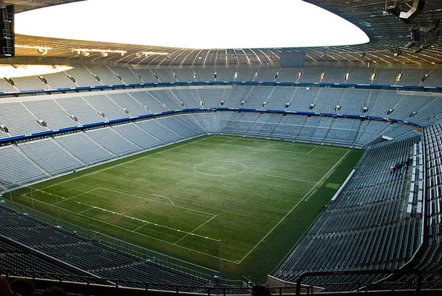Góc nhìn từ khán đài bên trong sân Allianz Arena hướng ra sân cỏ